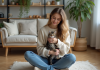 Jeune femme avec un chaton dans un intérieur chaleureux